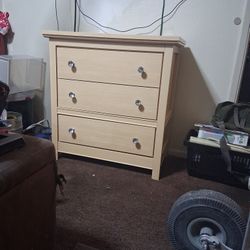 Solid Tan Dresser In Excellent Condition 