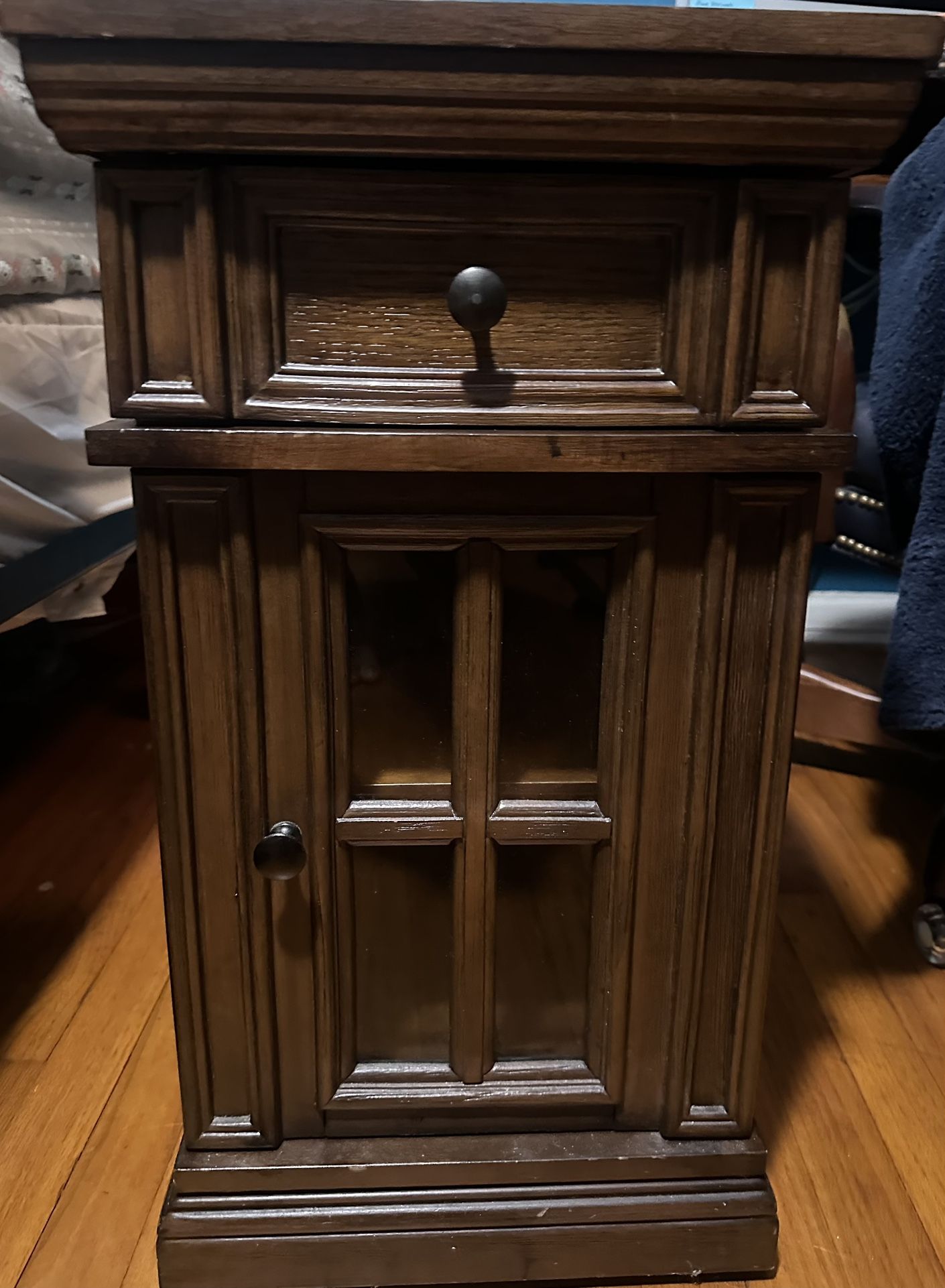 Nightstand Table with 2 Plugs and 2 USB Ports