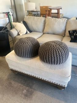 Set of 2 Gray Knit Round Poufs