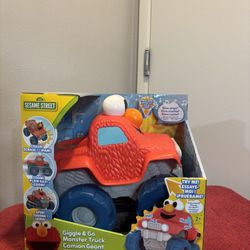 Elmo Car Sings, Lifts Up An Drives