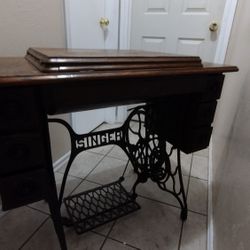 Vintage Singer Sewing Machine 