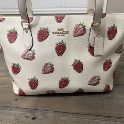 Coach Gallery Tote Bag in Strawberry Print