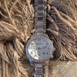 Beautiful NEW Geneva watch with rhinestones..