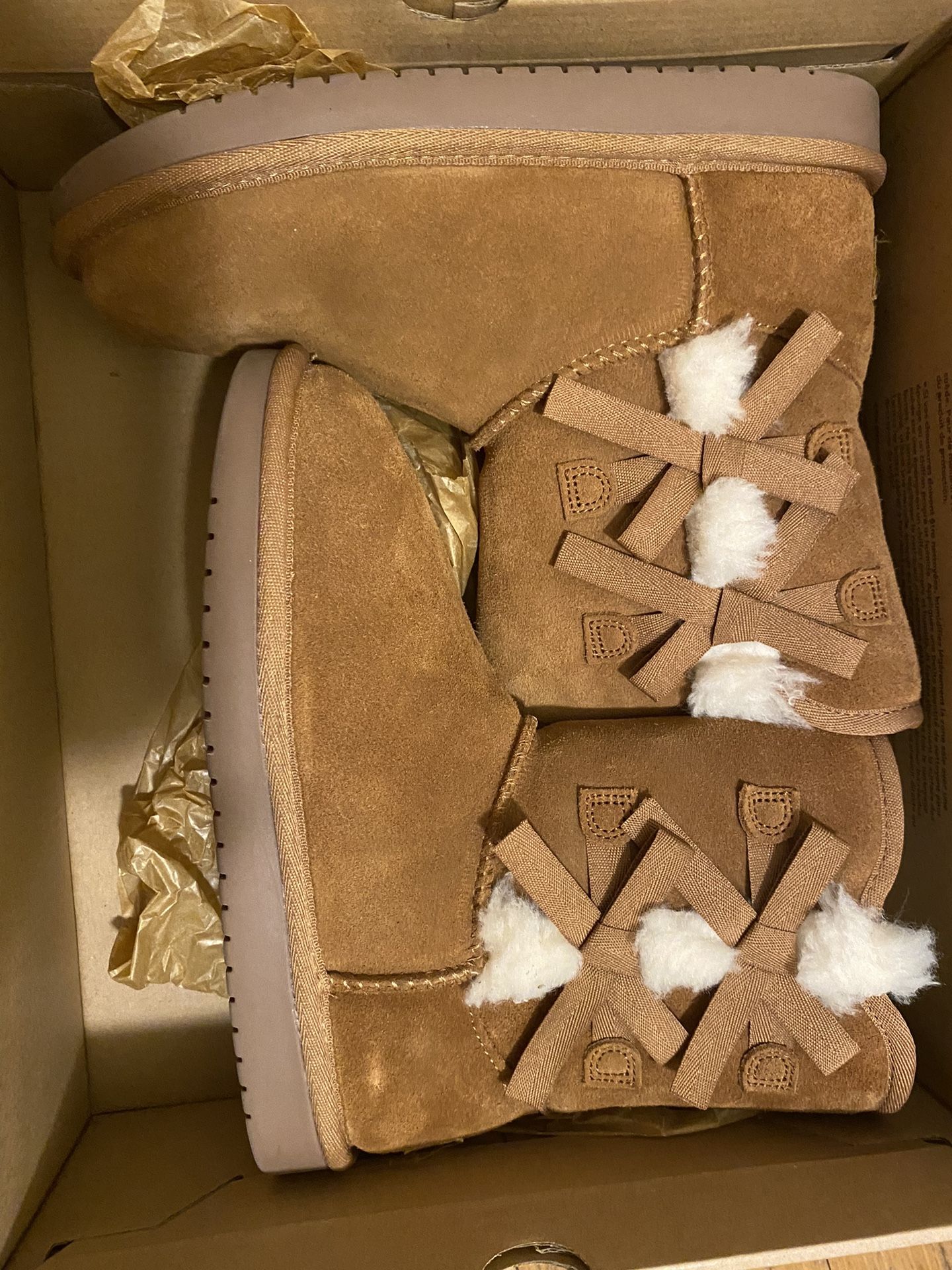 Never Worn Kookaburra UGGS Size 3 In Kids