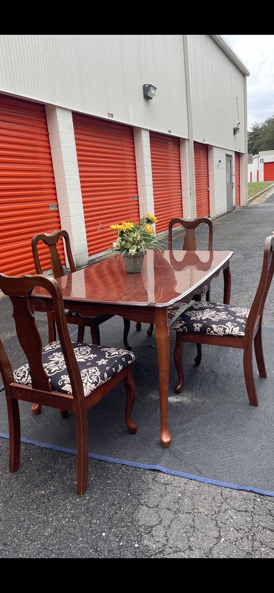 Quality Dinning Set With 4 Chairs Great Condition