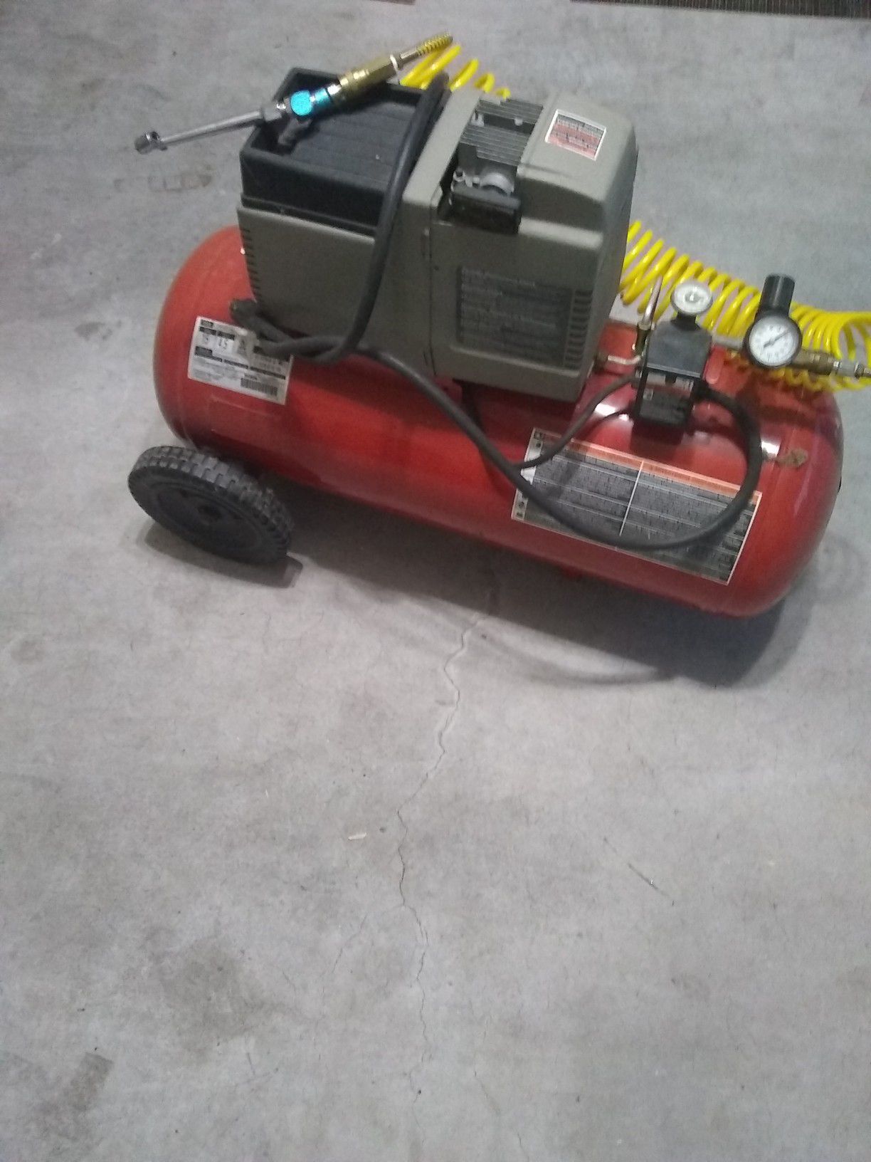 Air compressor 135 PSI with air tools and accessories