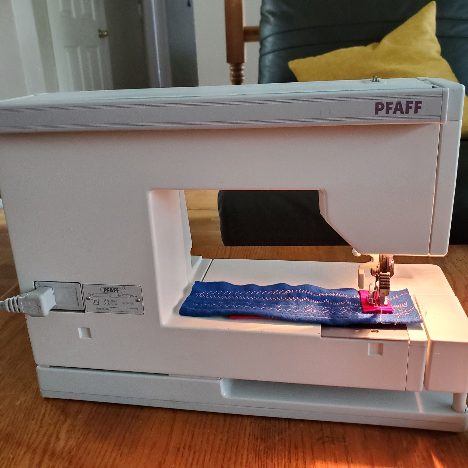 Pfaff creative 1475 CD Computerized Sewing Machine for Sale in Federal