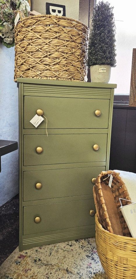Green vintage dresser 💚