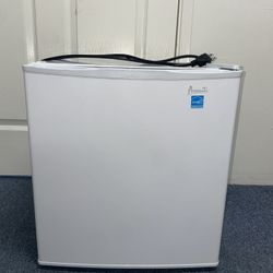 (1) Avanti Mini Fridge (White, 1.6 Cubic Feet)