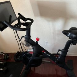 PELOTON CYCLING BIKE