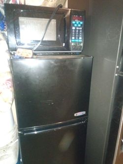 Refrigerador mediano i microondas negros