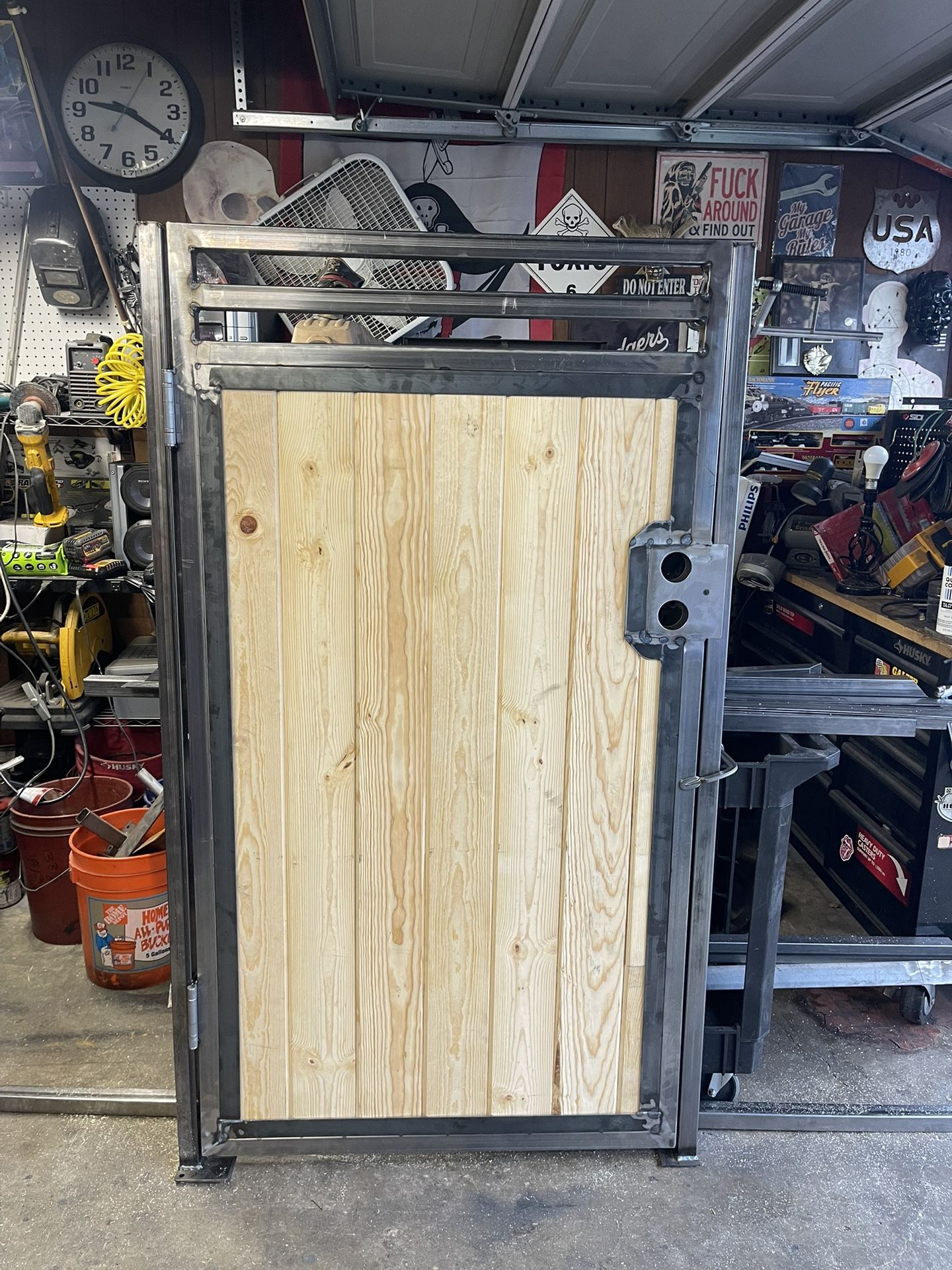 Side Gate Steel With Wood Panels With Installation Poles