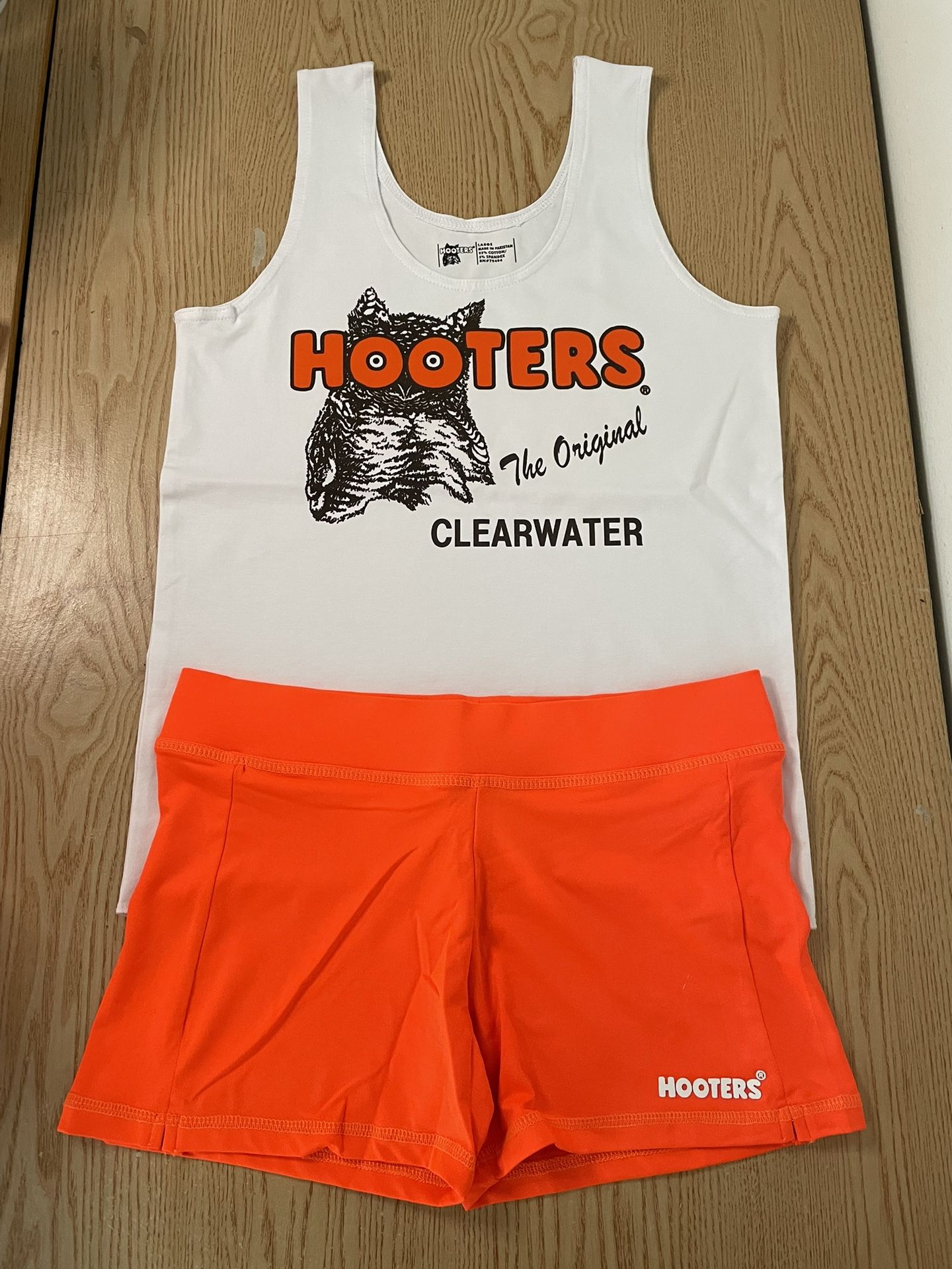 New Women’s Hooters Girl Uniform Tank And Shorts From Clearwater Florida Size Large