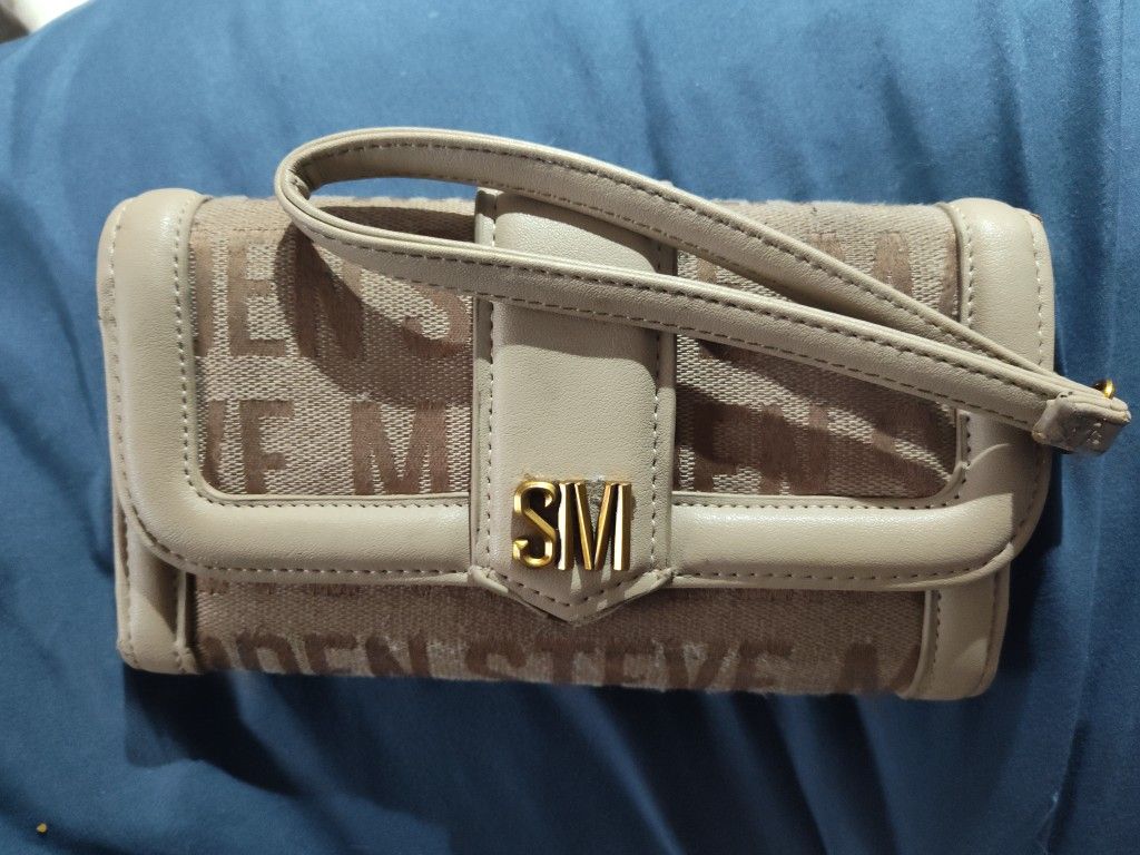 NWT STEVE MADDEN Parker Logo Trifold Beige Wristlet/Waller
