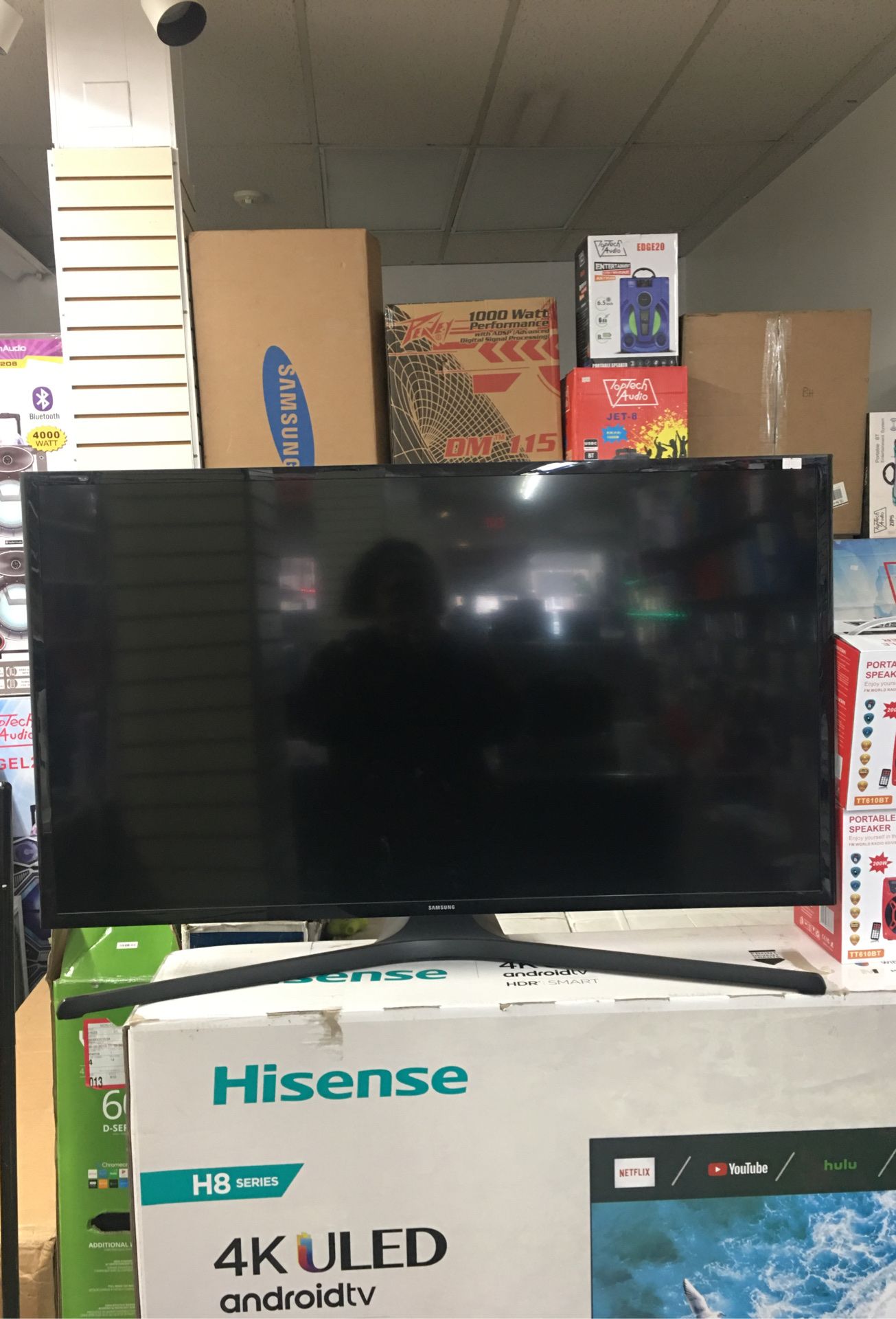 SAMSUNG TV 40” $200