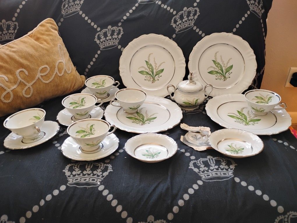 WINTERLING BAVAVIAN FINE BONE CHINAWEAR LILLY PATTERN