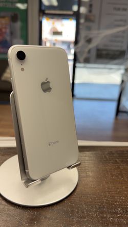 iPhone XR unlocked 64 gb - white