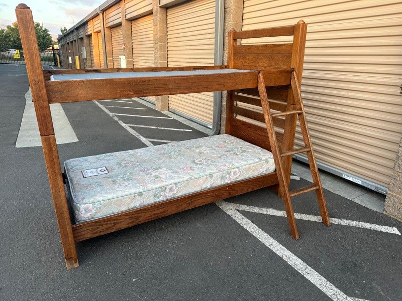 Solid wood twin size bunk bed with mattress/litera de madera solida tamaño individual con 1 colchon
