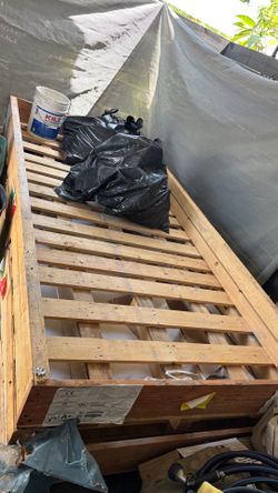 2 Big Palletes, Crates  to pick them up in Oakland Park (Near to i95)