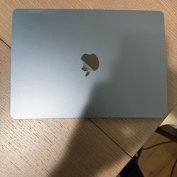 2022 MacBook Air M2 8gb/ram 256gb/storage (99% BATTERY HEALTH!!)