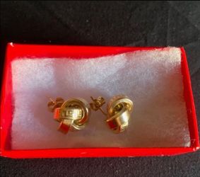 18Kt  Solid Gold stud earrings.
