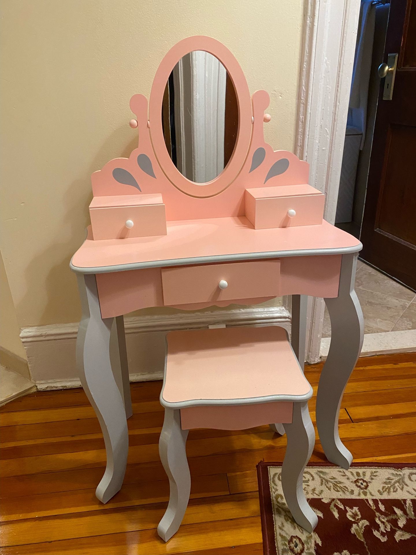 Girls Pink And Gray Vanity 
