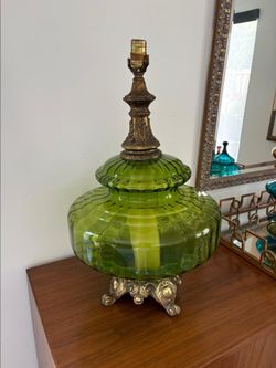 Beautiful Vintage Green Hollywood Regency / MCM Glass + Brass 2-Way Table Lamp