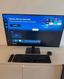 Samsung 32" 4K Smart Monitor TV M7 - Streaming, HDR, Remote (Like New)