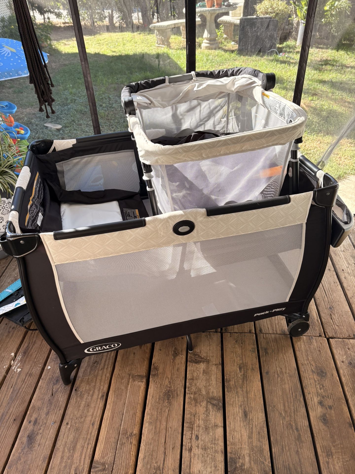 Graco Pack 'n Play Day2Dream With Travel Bassinet