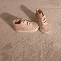 Baby fur-lined  sneakers DKNY 5  in a great condition! Warm and cozy cream color