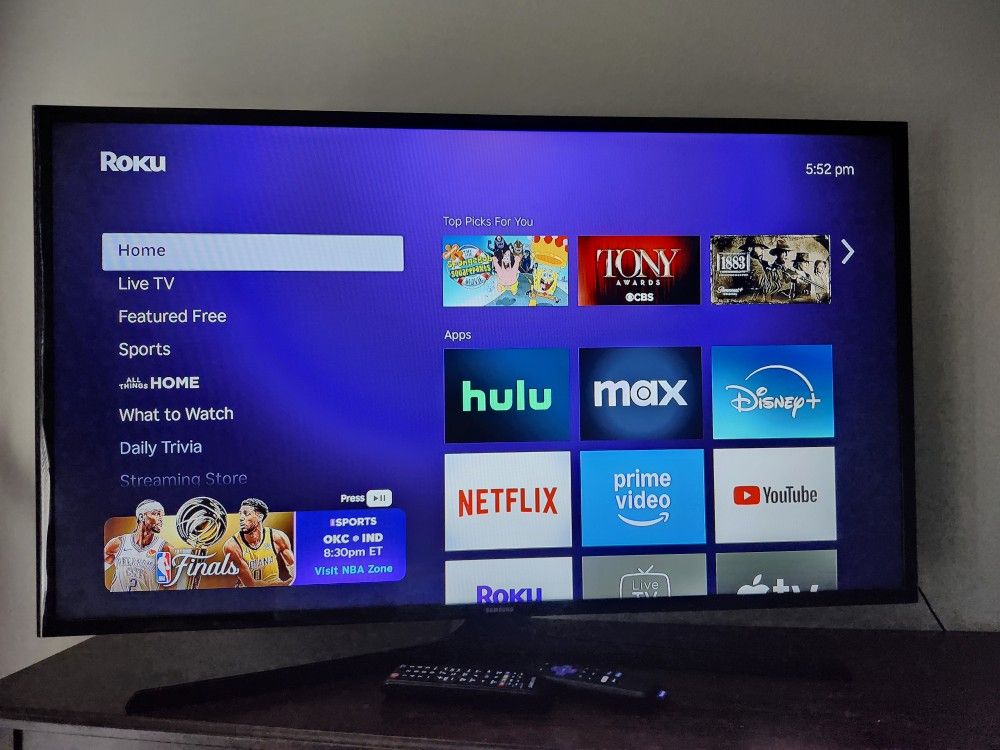43" Samsung HD TV with Roku Stick