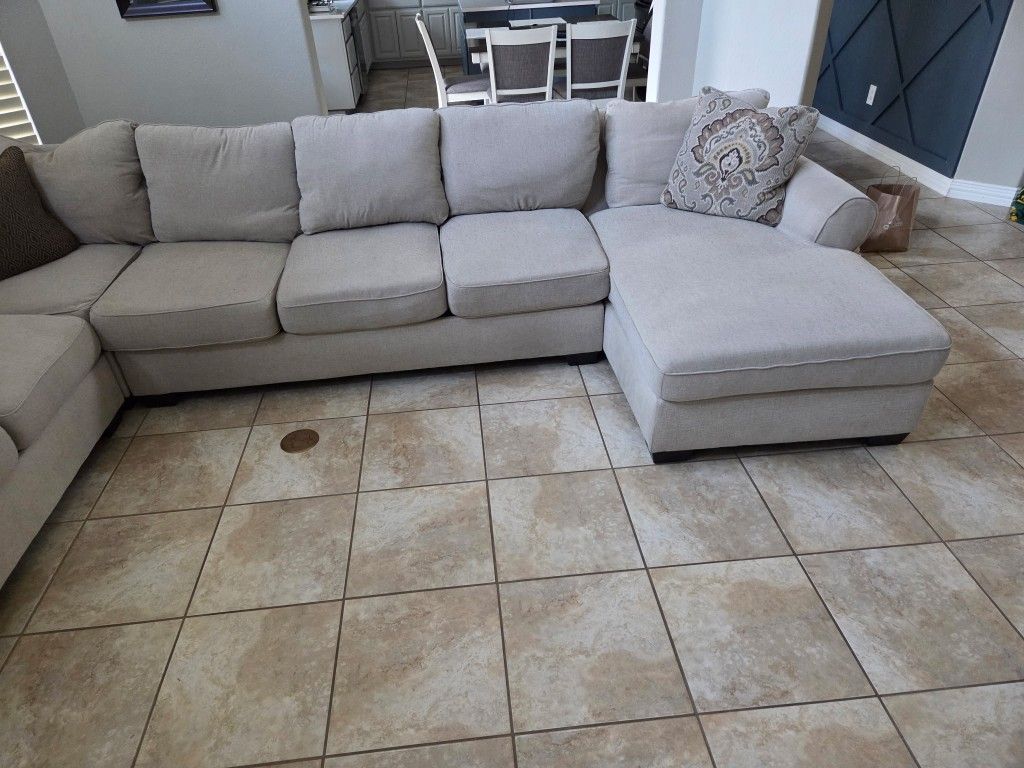 Sectional W/Chaise