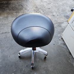 Saddle rolling stool