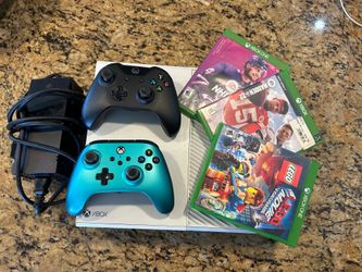 White Xbox One 500GB 2 controller 3 games