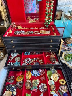 LARGE JEWELRY COLLECTION