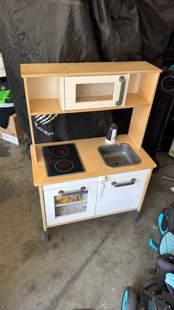 Kids play kitchenette