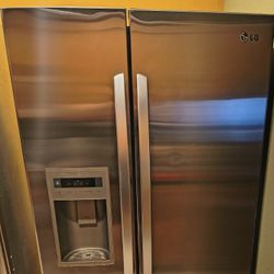 LG 26.5 cu ft Stainless Side-by-Side Refrigerator – Works Great