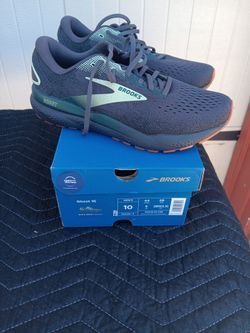 Mens Brooks size 10