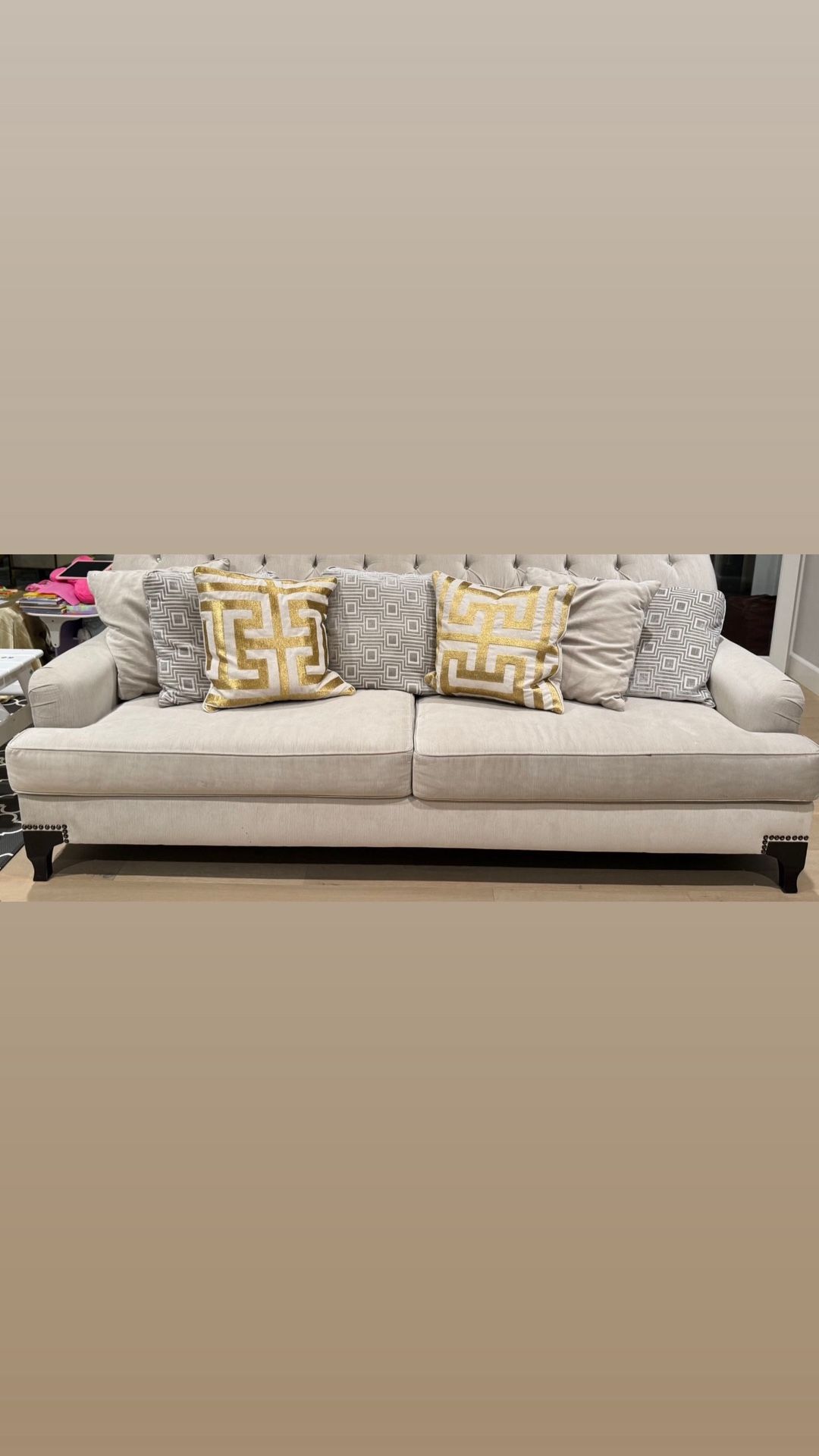 Crème sofa with rhinestone buttons