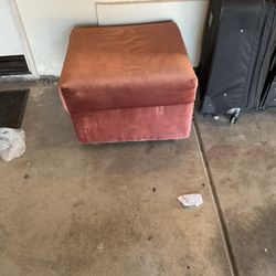 24”x24”x17” Beautiful used ottoman