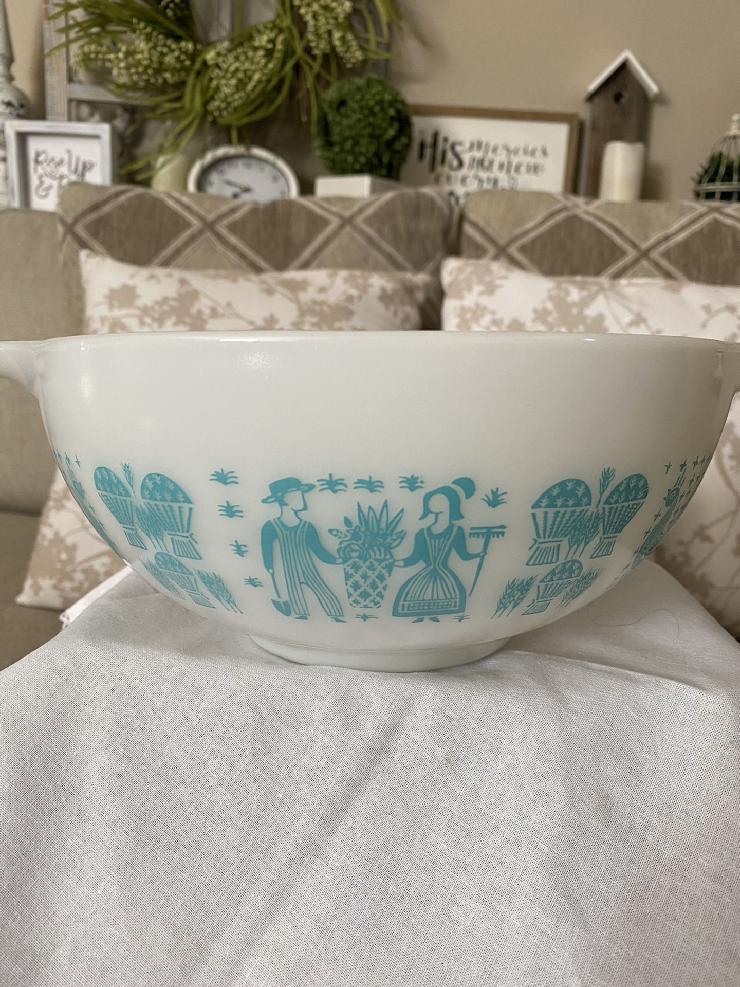 Vintage Pyrex Amish Butterprint Bowl White