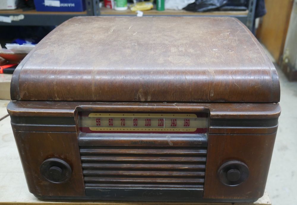 Vintage RCA VICTOR Radio Phonograph Record Player Model 65U For Repair. PLEASE READ CAREFULLY, BEING SOLD AS IS. NO POWER .