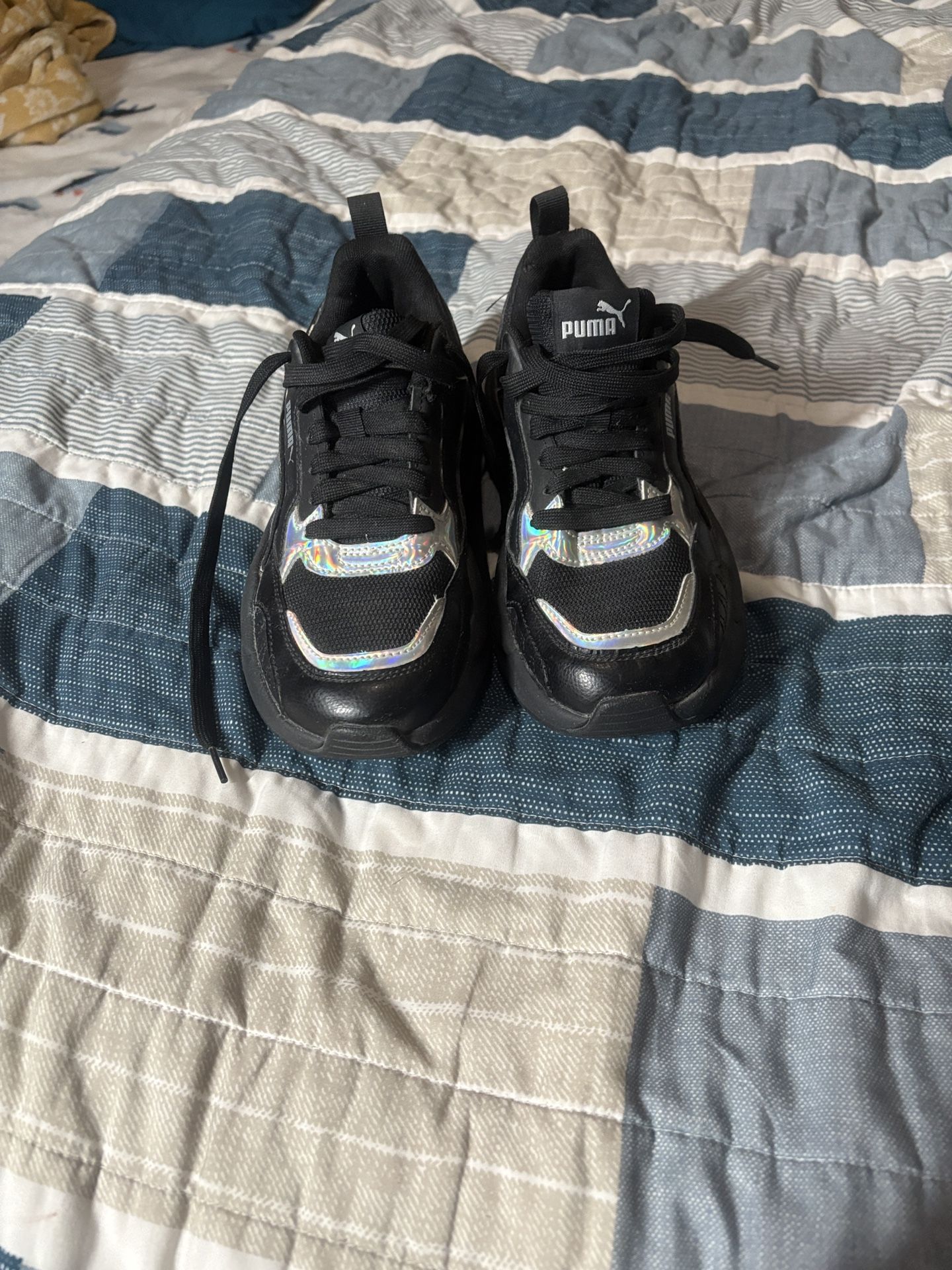 Chic Puma sneakers for kids. Black base with shiny silver details. Ideal for daily adventures.