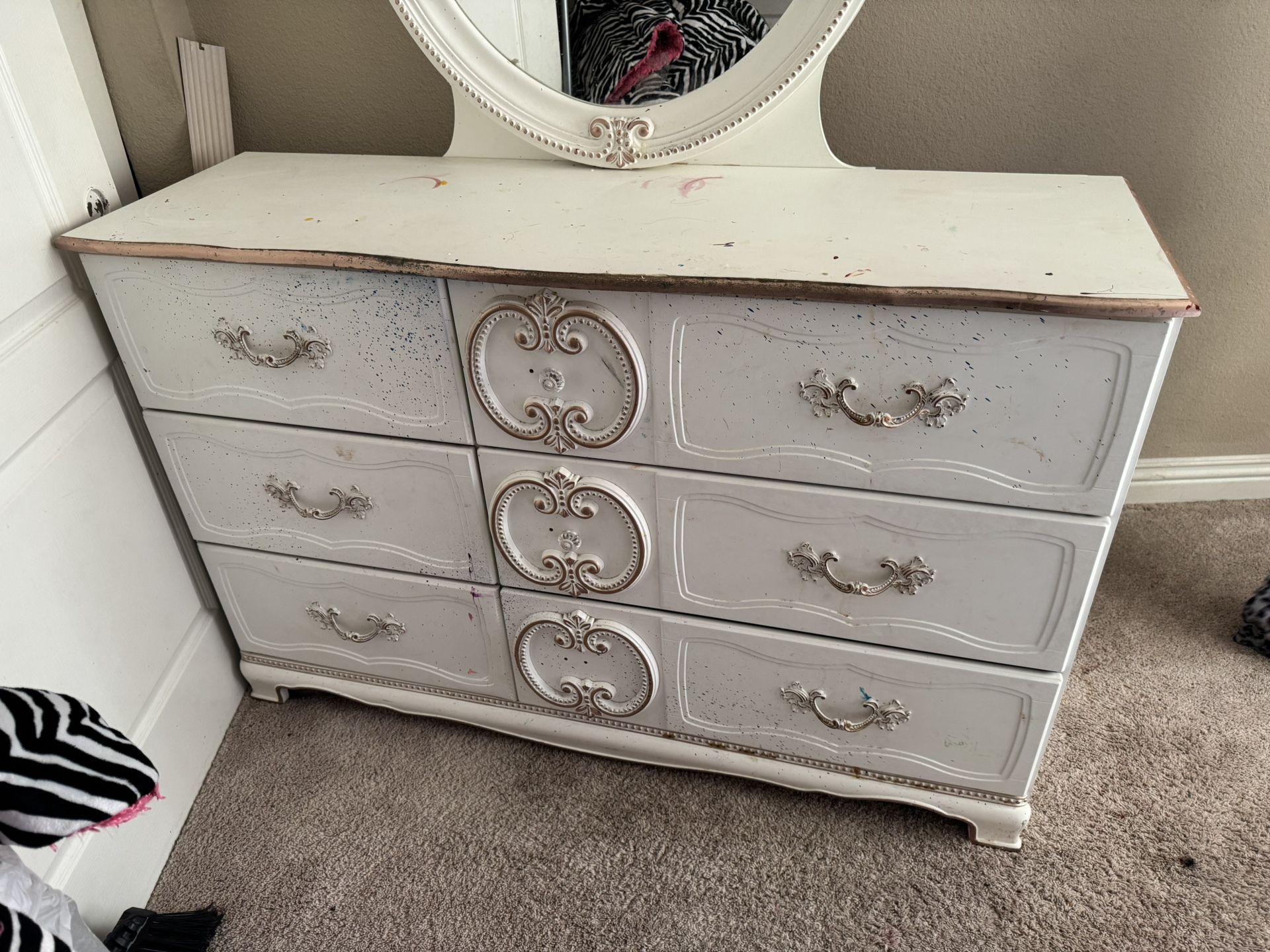 Dresser With Mirror