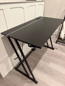 39” LED Gamer Desk Excellent Condition