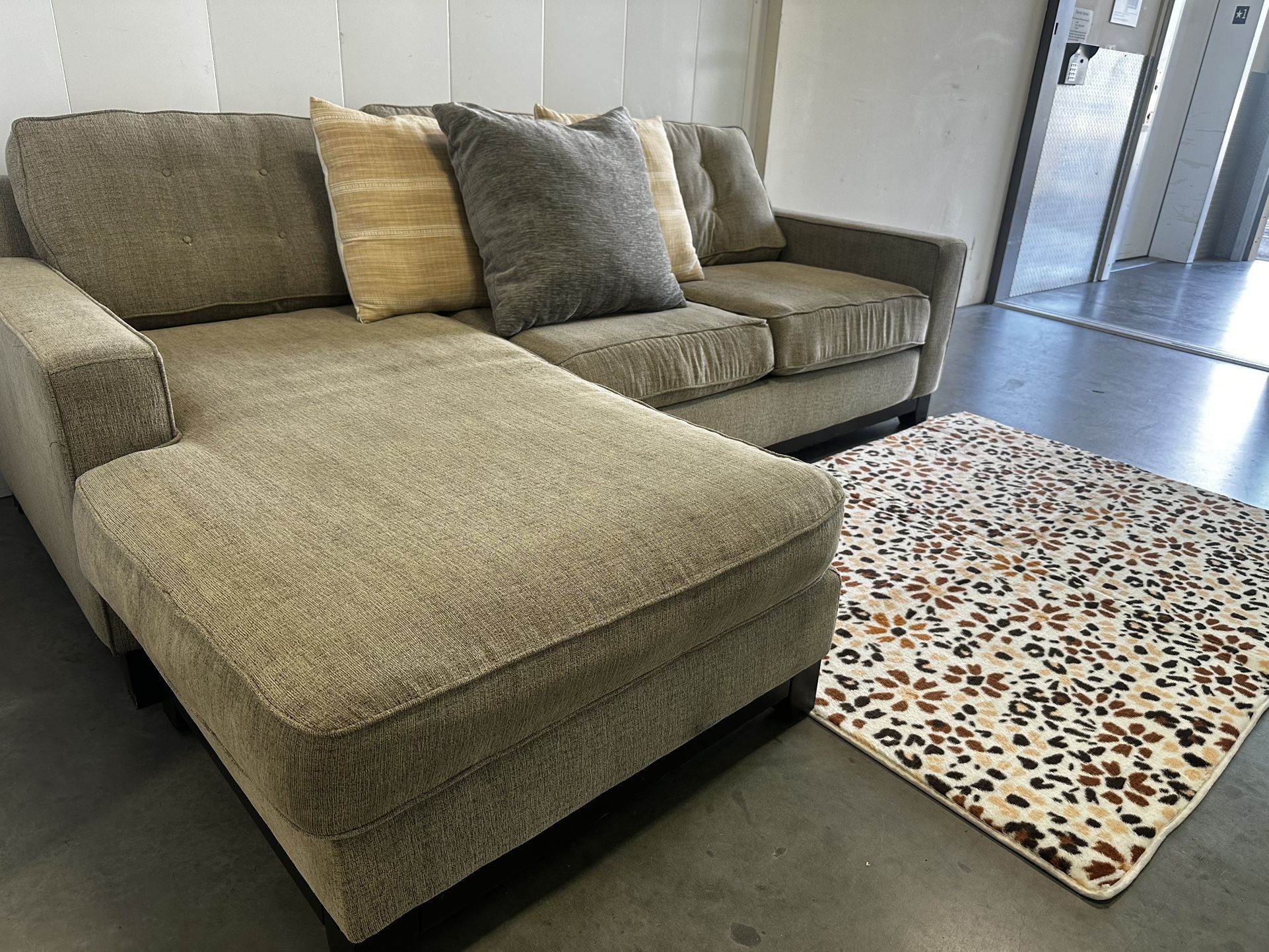 GREY SECTIONAL COUCH W/ FREE DELIVERY