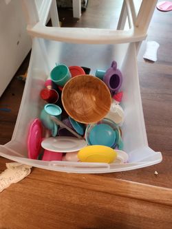 Kitchen Plates And Cups (Toys)