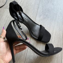 Wild Pair Black Strappy Heel Size 9.5M