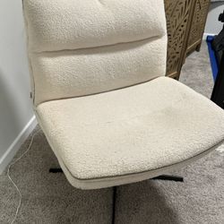 Wide Padded Cross-Leg Chair – Swivel & Adjustable Height