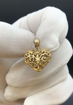 3/4" Gold heart pendant #35608